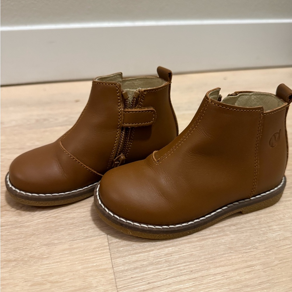 Naturino brown leather boots toddler girl size 6 with side zipper.